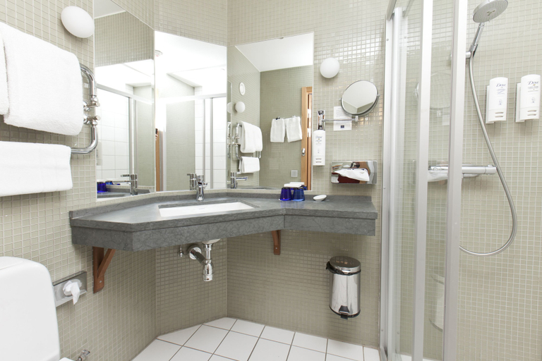Bathroom 4, Quality Hotel Grand Boras, Borås