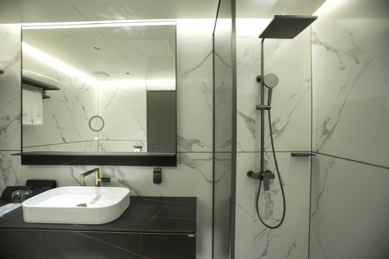 Bathroom 5, L&L City Hotel, Jeju
