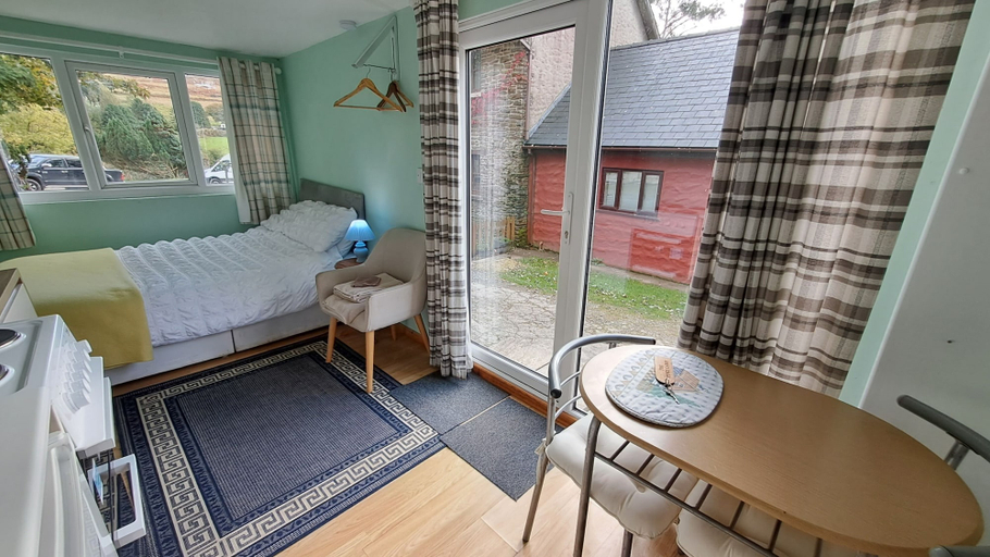 Bedroom 2, The Pines Cabin, Swansea