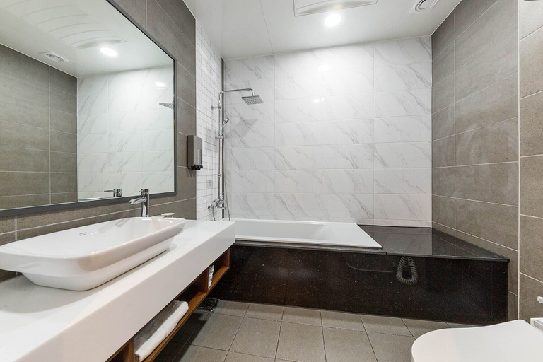 Bathroom 4, Hotel Demer, Muan