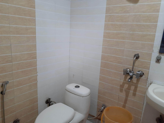 Bathroom, Snow white DX at New Delhi Railway Stn, Delhi