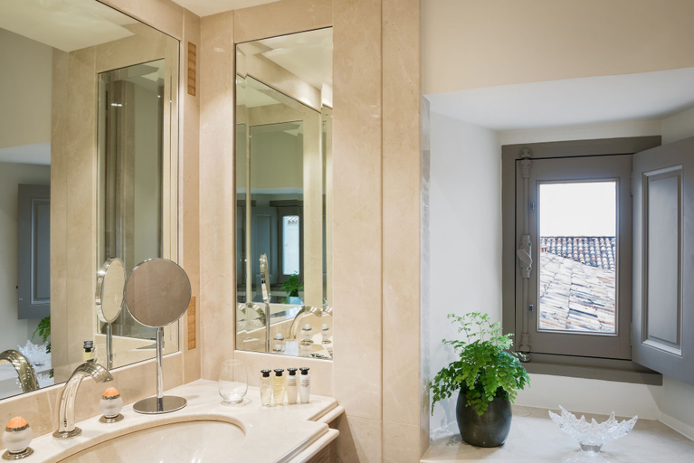 Bathroom 3, Château Lafaurie-Peyraguey Hôtel & Restaurant LALIQUE, Gironde