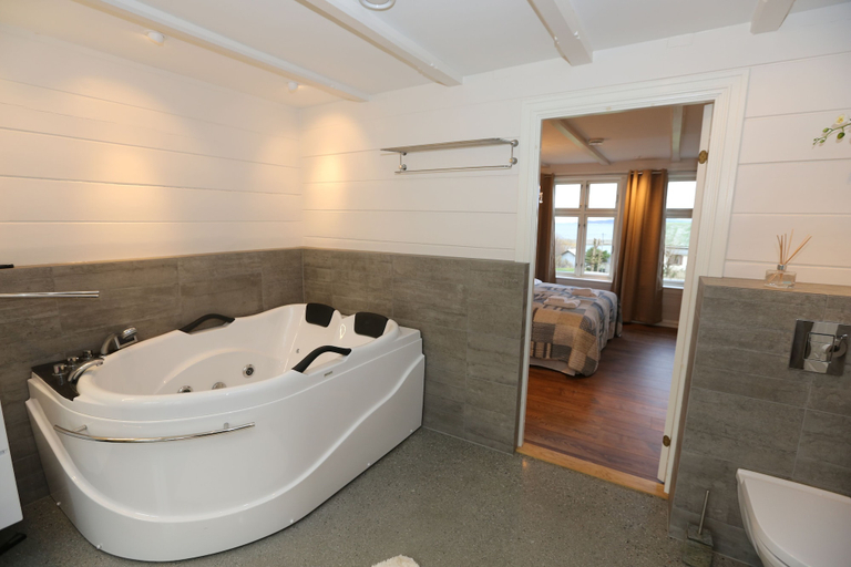 Bathroom 3, Alnes Gård, Giske