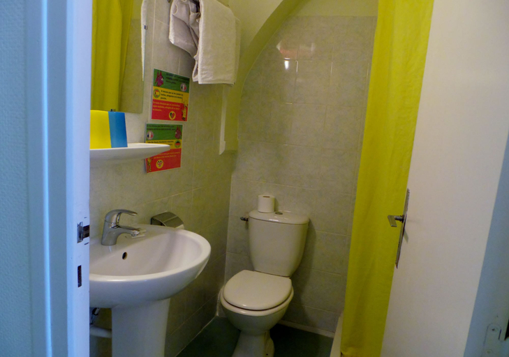 Bathroom 5, Hôtel La Fontaine, Hautes-Pyrénées