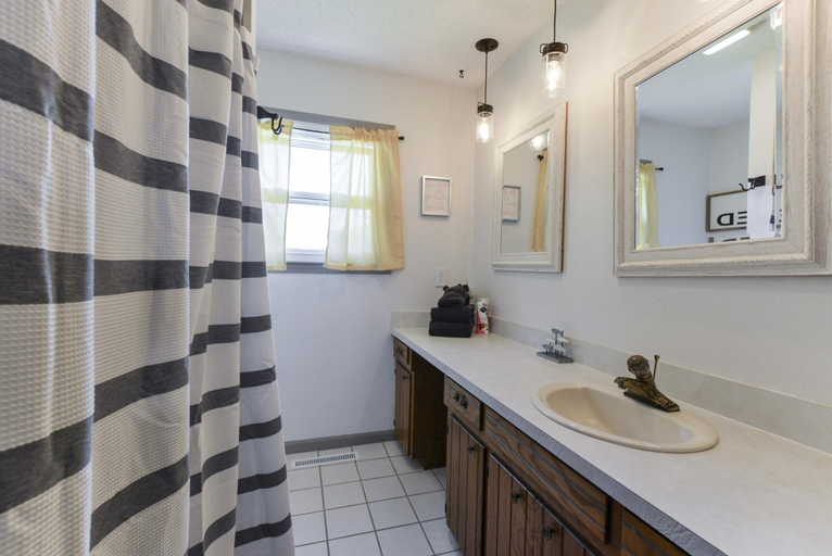 Bathroom 3, Country Classic, Taney