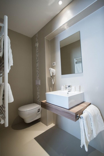Bathroom 5, Hotel Les Voyageurs, Savoie
