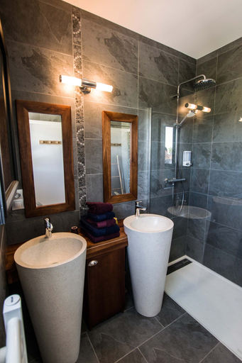 Bathroom 5, Les Cuves, Charente-Maritime