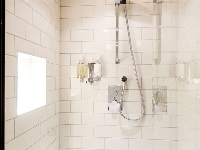 Bathroom 4, The White Lion, Hampshire