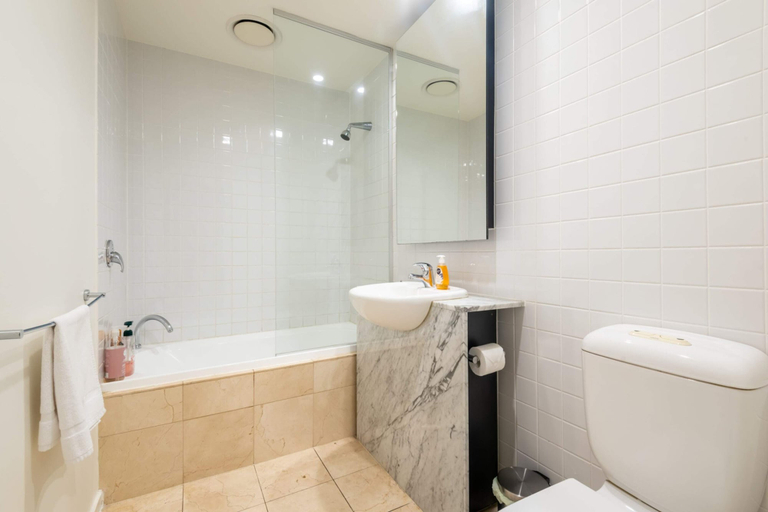 Bathroom 3, Spacious CBD Apt in the Heart of Melbourne, Melbourne