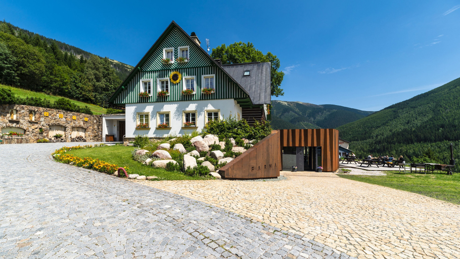 Exterior & Views