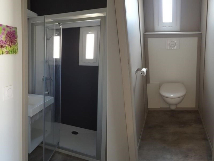 Bathroom, Camping Le Verdoyant - Chalets, Dordogne
