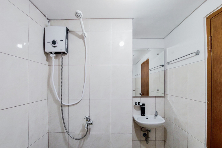 Bathroom 5, Cozy Living Studio Apartment Amazana Serpong, South Tangerang