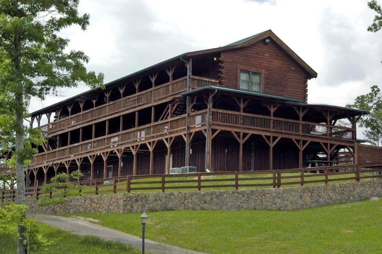 Exterior & Views 2, Cliffview Resort, Wolfe