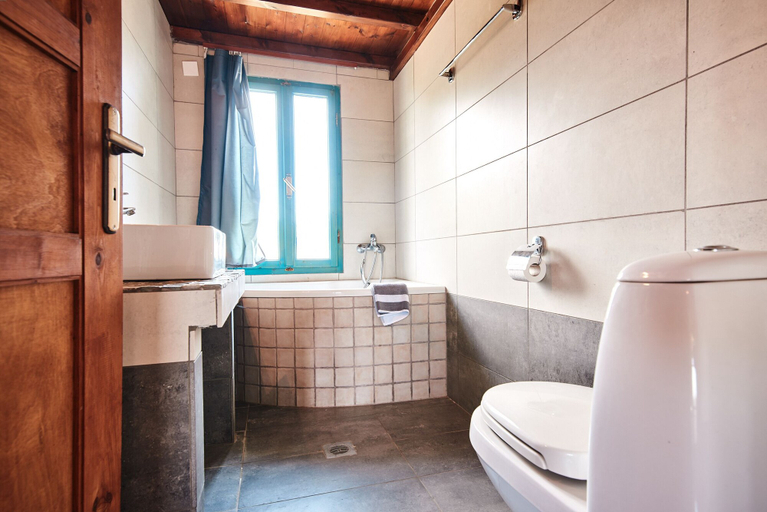 Bathroom 3, Vamos Fabrica Farm, Crete