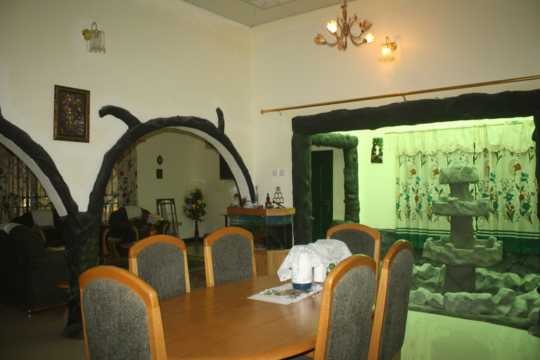 Food & Drinks, Godville Guest House, Tema