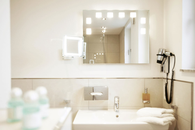 Bathroom 3, Kampowski Apartments, Wetteraukreis