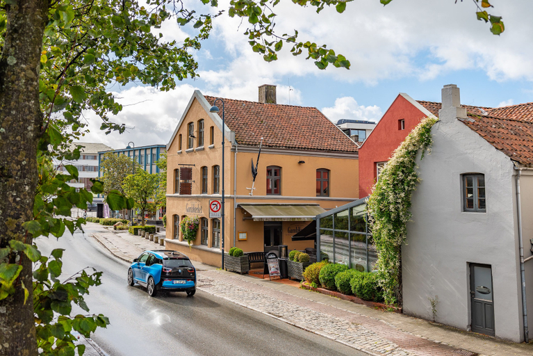 Exterior & Views
