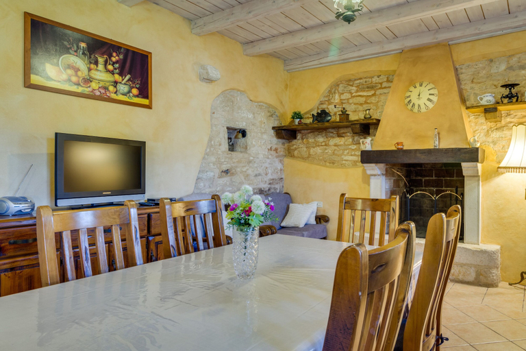 Food & Drinks 4, Especially charm stone house with a pool, Marčana