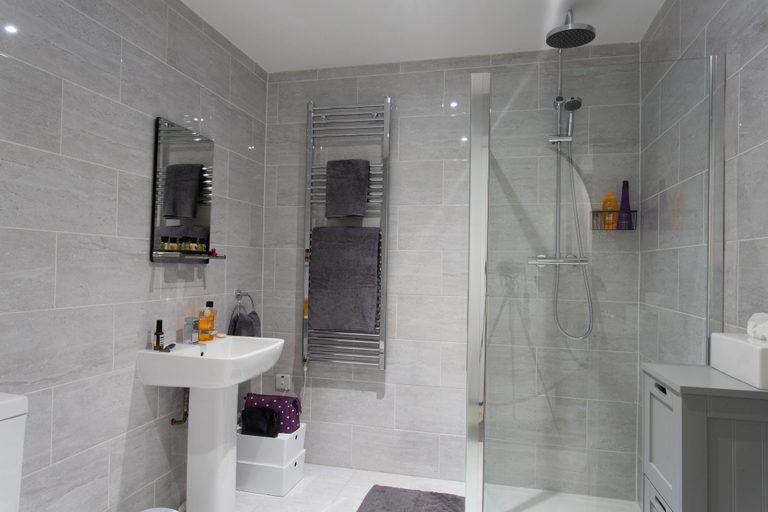 Bathroom, Cotels at 7Zero1, Milton Keynes