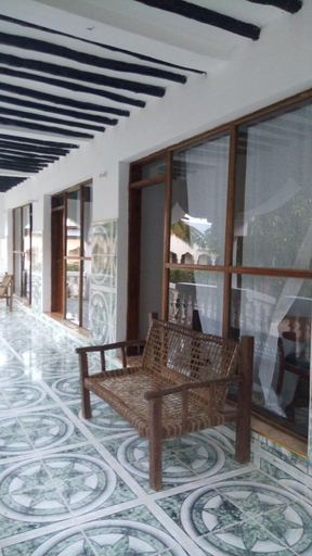 Others 4, White Blue Bungalows, Kaskazini 'A'