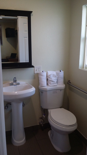 Bathroom 5, Travel Inn, Alameda