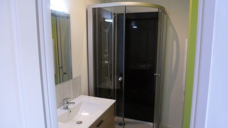 Bathroom 5, Le 232 - Logements, Vienne