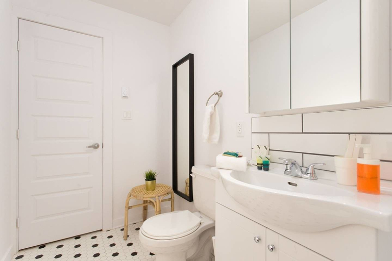 Bathroom 5, Charming Montreal 3 bdr Apartment Next to Subway, Montréal