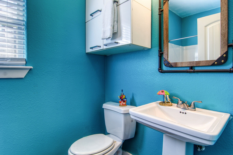Bathroom 3, La Ola Vida, Nueces