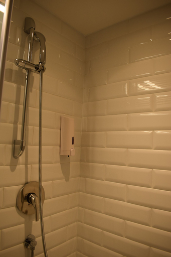 Bathroom 4, Holiday Inn Express AHMEDABAD PRAHLAD NAGAR by IHG, Ahmadabad