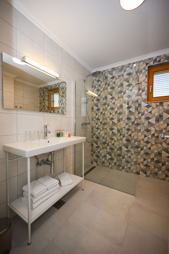 Bathroom 4, Casa Laurea, Pojezerje
