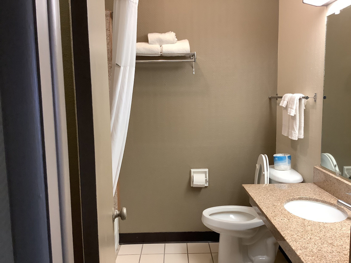 Bathroom 5, Silver Spur Vintage Inn & Suites, Ford