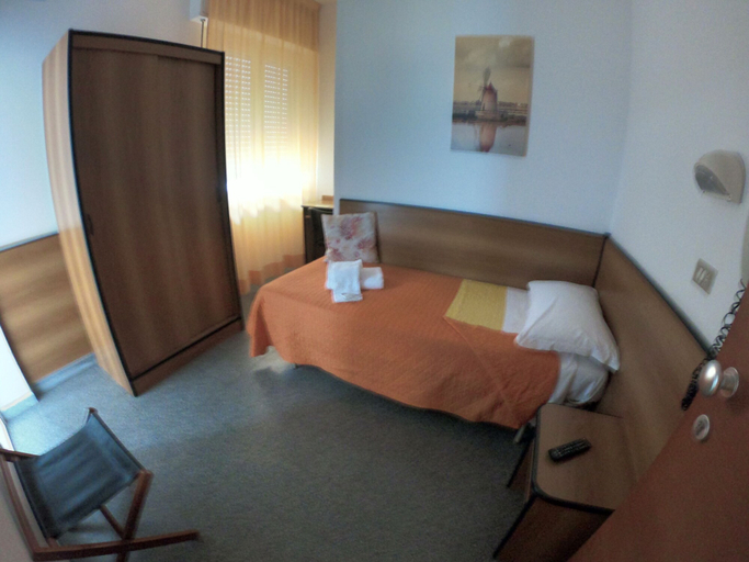 Bedroom 3, Half Moon, Rimini