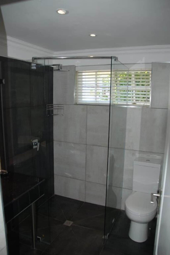 Bathroom 4, Knysna Inn, Eden