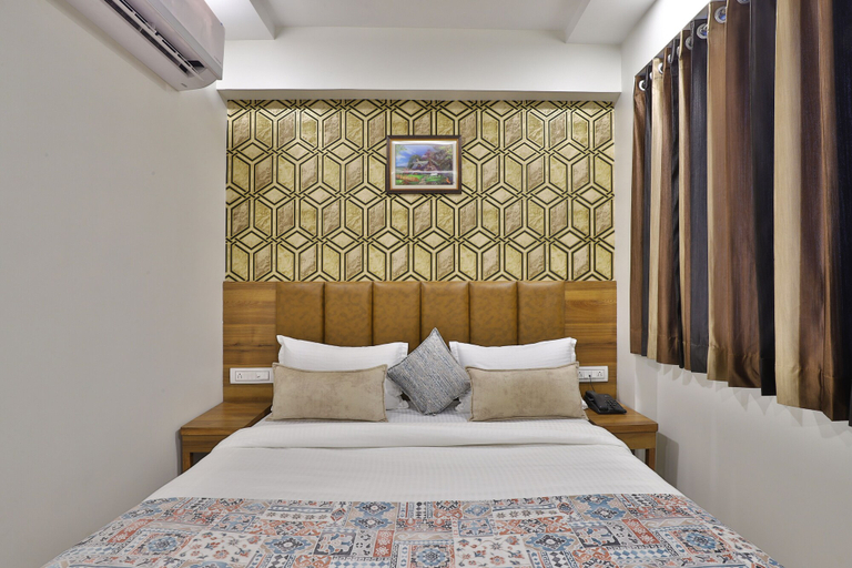 Bedroom 4, Hotel Red Rose Guest House, Ahmadabad