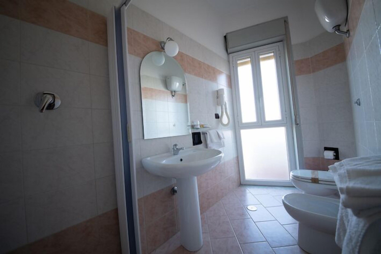 Bathroom 3, Hotel Ristorante Venezuela, Salerno