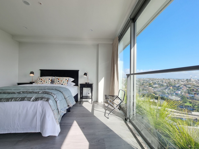 Bedroom 2, Luxe Apt w Harbour-Sunset Views -Parking, Waitakere