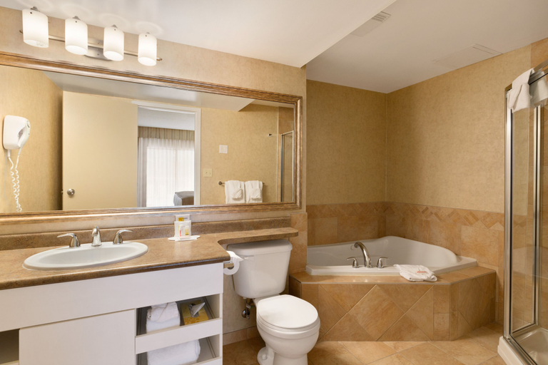 Bathroom 5, Days Inn & Conference Centre by Wyndham Cranbrook, East Kootenay