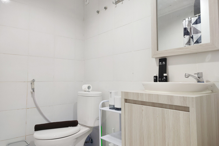 Bathroom 3, Nice Cozy Studio At Paltrow City Apartment, Semarang