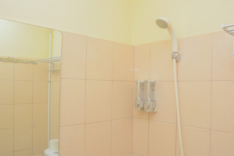 Bathroom 3, Beautiful and Relaxing Studio Tifolia Apartment, Jakarta Timur