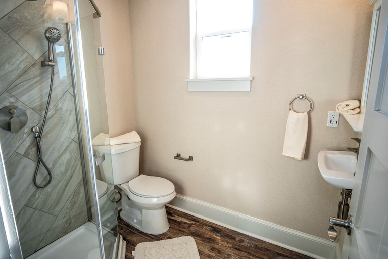 Bathroom 4, Brand NEW Large Impressive House Near Downtown!, Bexar