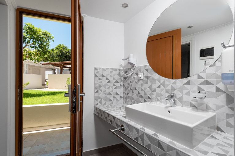 Bathroom 4, Delfinia Resort Hotel - All Inclusive, South Aegean