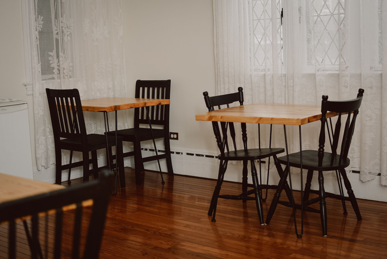 Food & Drinks, Hill Road Manor Bed & Breakfast, Division No. 6