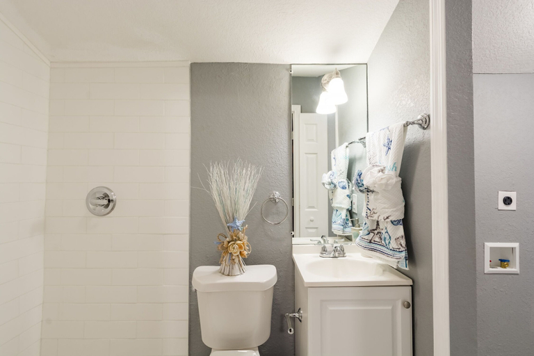 Bathroom, Cute Cozy Bungalow Down Town Jacuzzi, Hillsborough