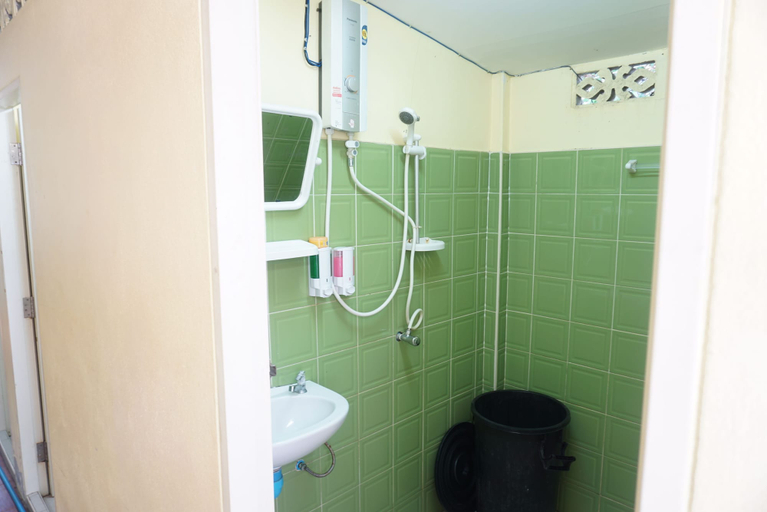 Bathroom 3, Chaokoh Dorm Room, Mueang Krabi