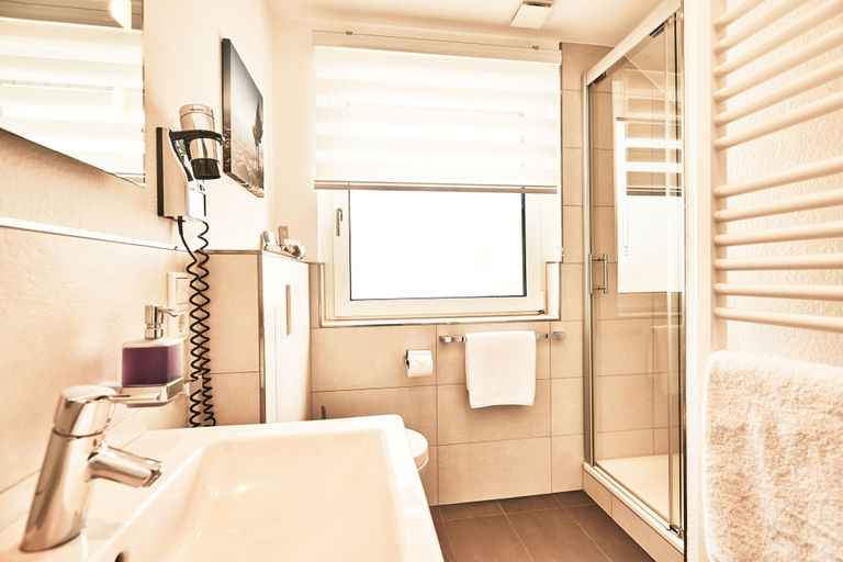 Bathroom 3, Kampowski Apartments, Wetteraukreis
