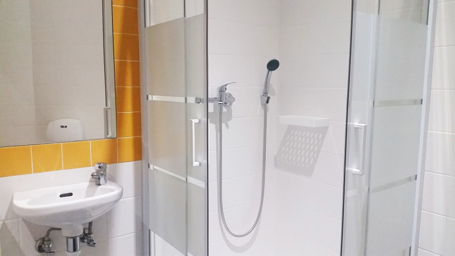Bathroom 3, O2 Hostel, Porto