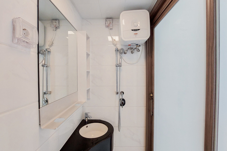 Bathroom 2, Gorgeous and Comfy Studio Sky House BSD Apartment, Tangerang Selatan