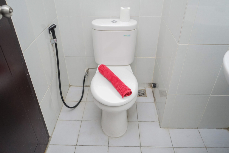 Bathroom 4, Relax and Comfy @ Studio Casa De Parco Apartment, South Tangerang