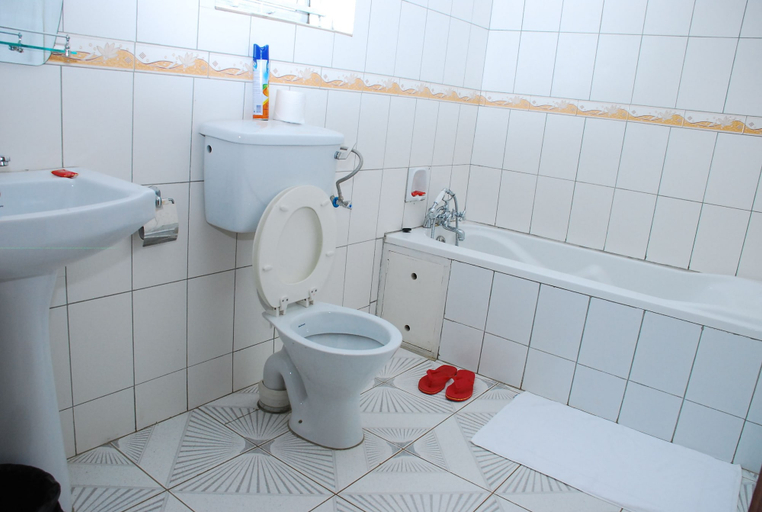 Bathroom, Graceland Hotel & Gardens, Kampala