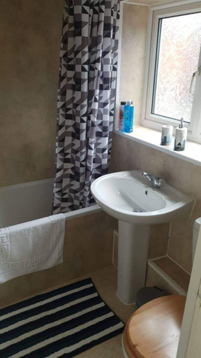 Bathroom 5, Gateshead's Amethyst 3 Bedroom Apt, Sleeps 6 Guest, Gateshead